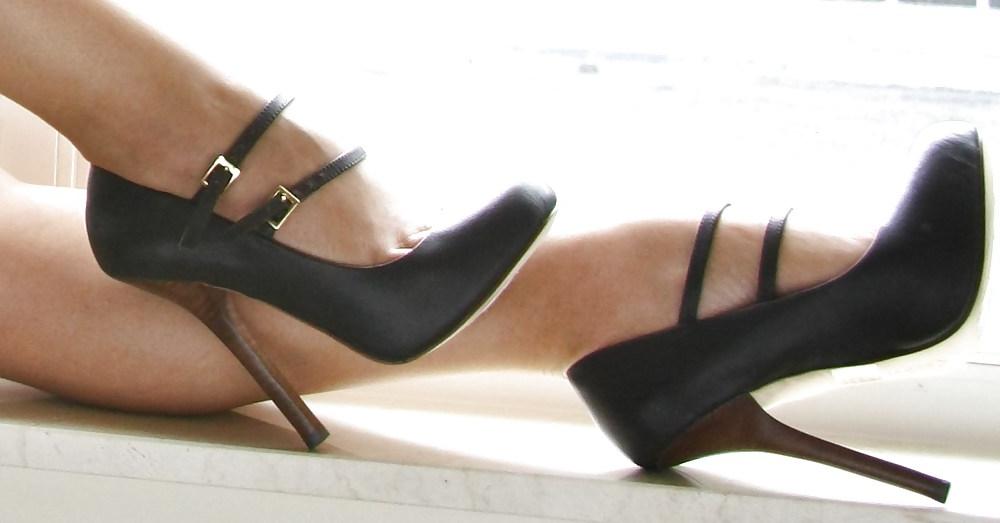 25P Shoes and feet i would love to spunk over!