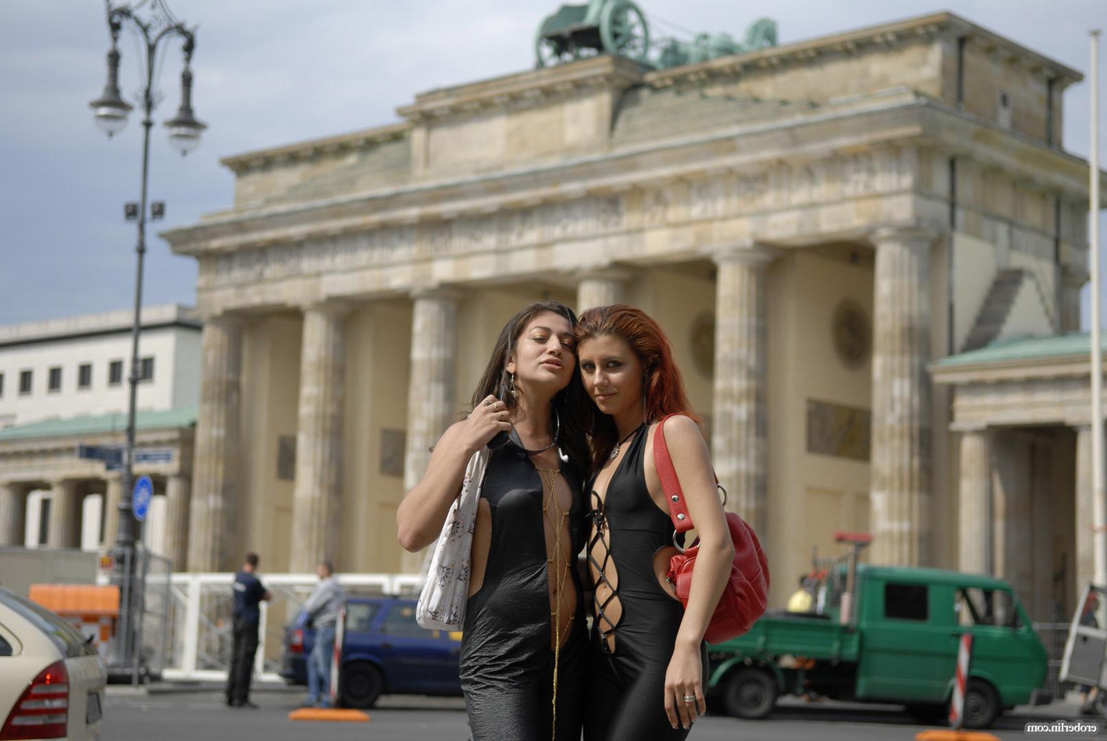 16P Take a walk around Berlin with Crystal &amp;amp; Selena