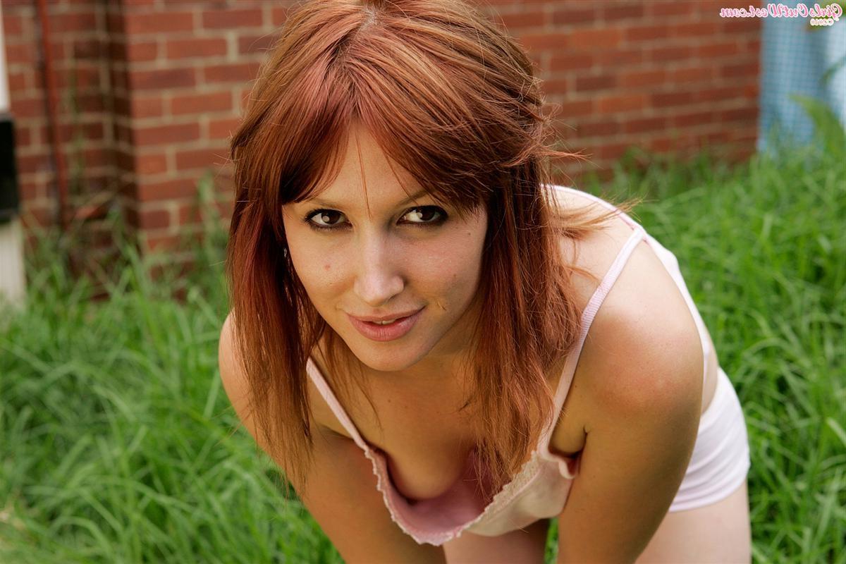 16P Beautiful Australian amateur Melodie stripping off outdoors