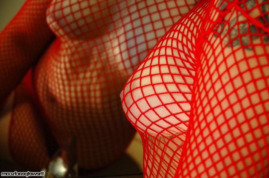 14P Redhead teen Cindy goes nude in hotel