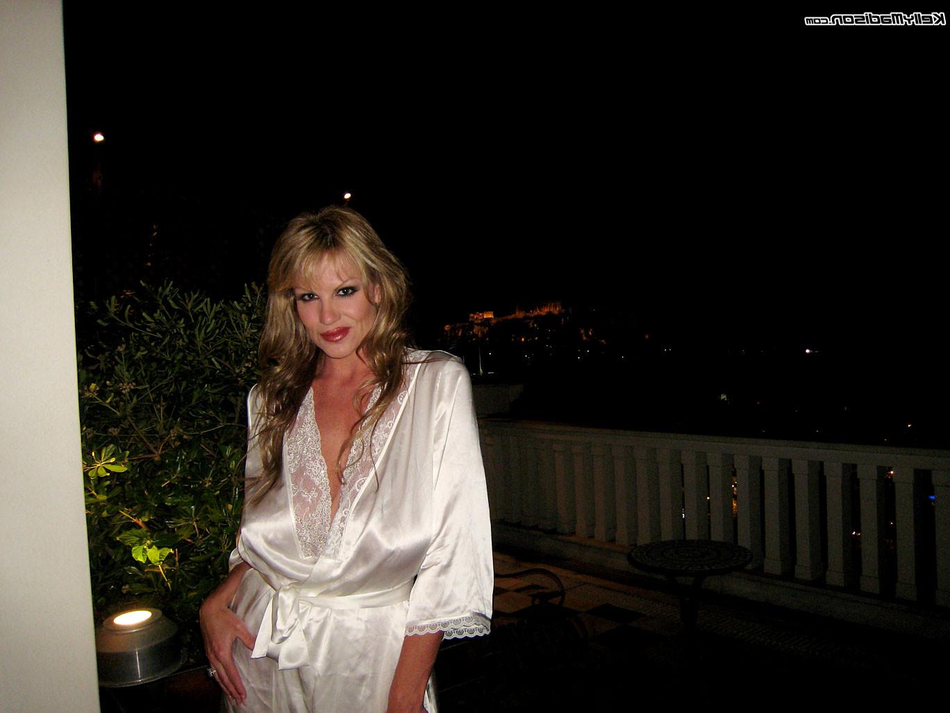 16P Kelly gets hot and bangs her twat in her hotel room