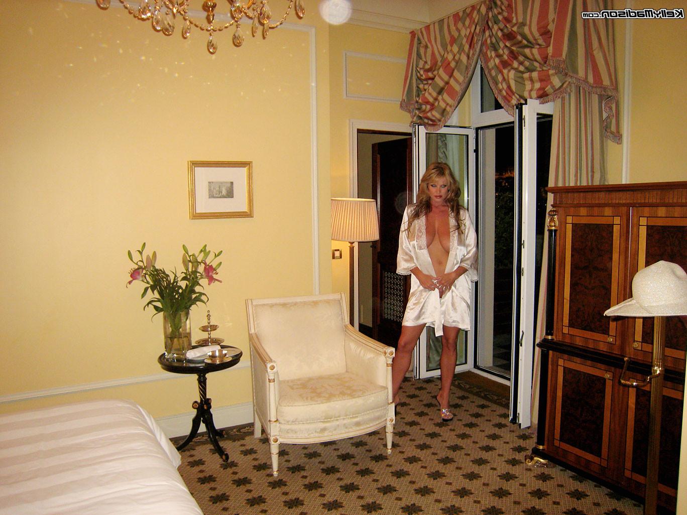 16P Kelly gets hot and bangs her twat in her hotel room