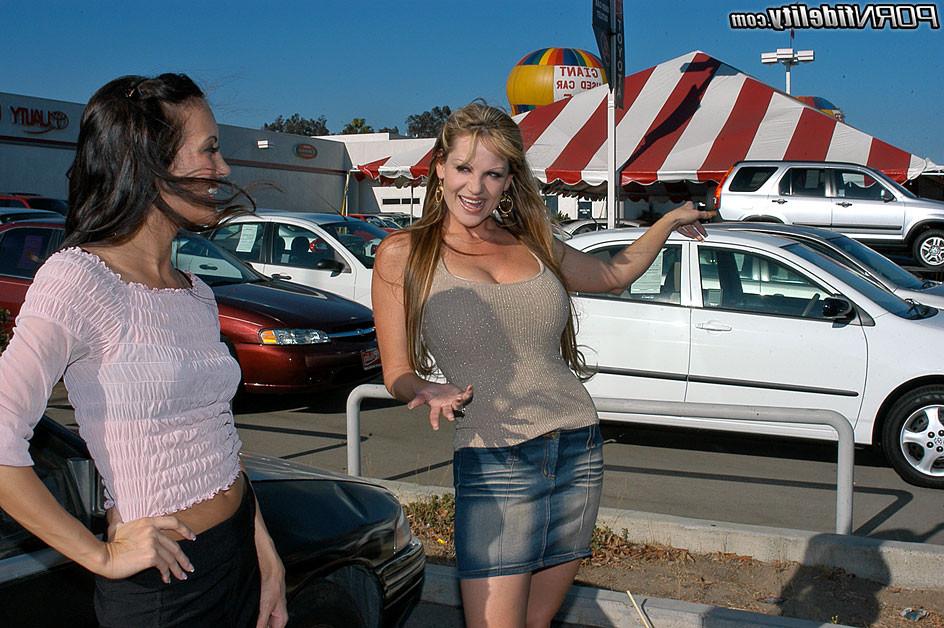 16P Kelly went to buy a car and came home to a nice girl to fuck