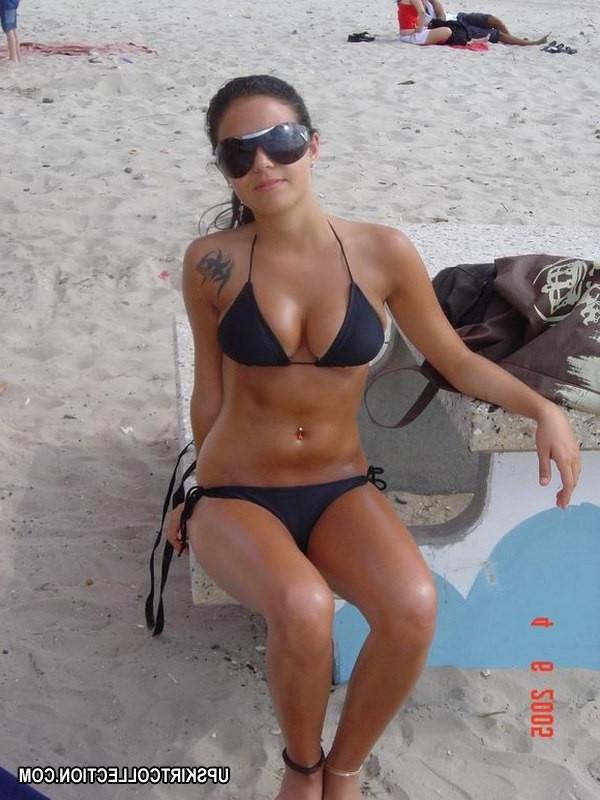 15P Enjoy sexy cutie in bikini bending over the car