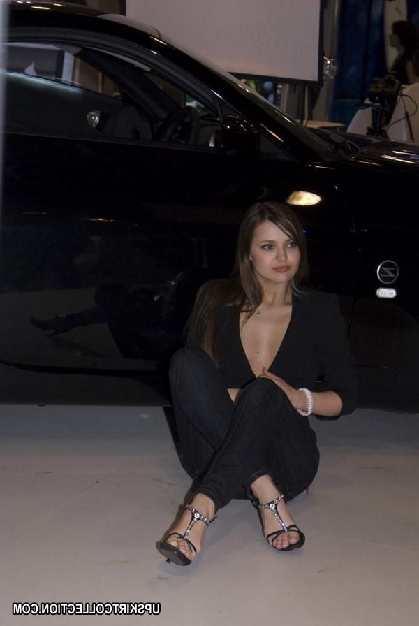 15P Babe's upblouse gets spied when she poses near the car