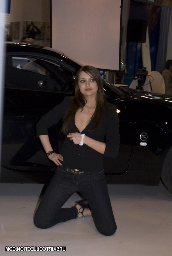 15P Babe's upblouse gets spied when she poses near the car