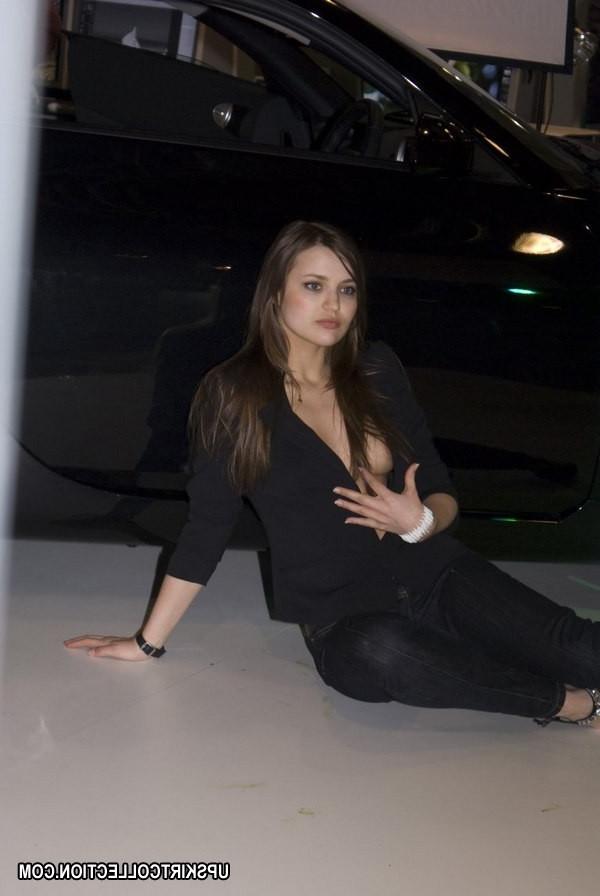 15P Babe's upblouse gets spied when she poses near the car
