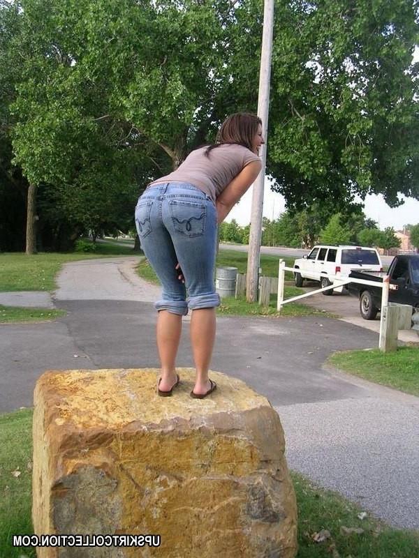 15P Merry gadgets are eager to bend over in tight jeans