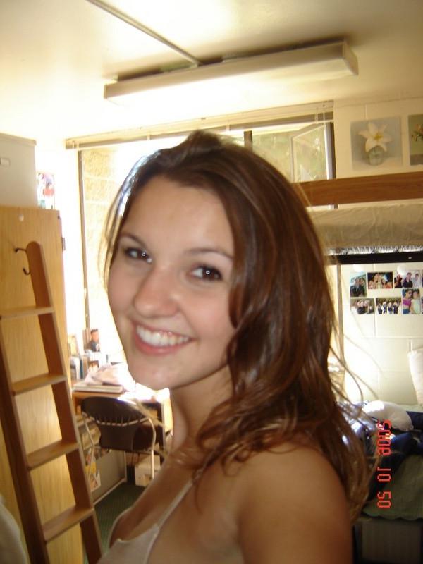 20P Amateur ex-girlfriend nude at her dorm