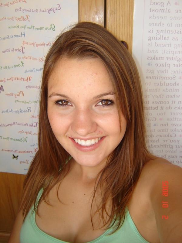 20P Amateur ex-girlfriend nude at her dorm