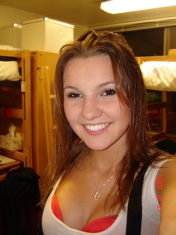 20P Amateur ex-girlfriend nude at her dorm