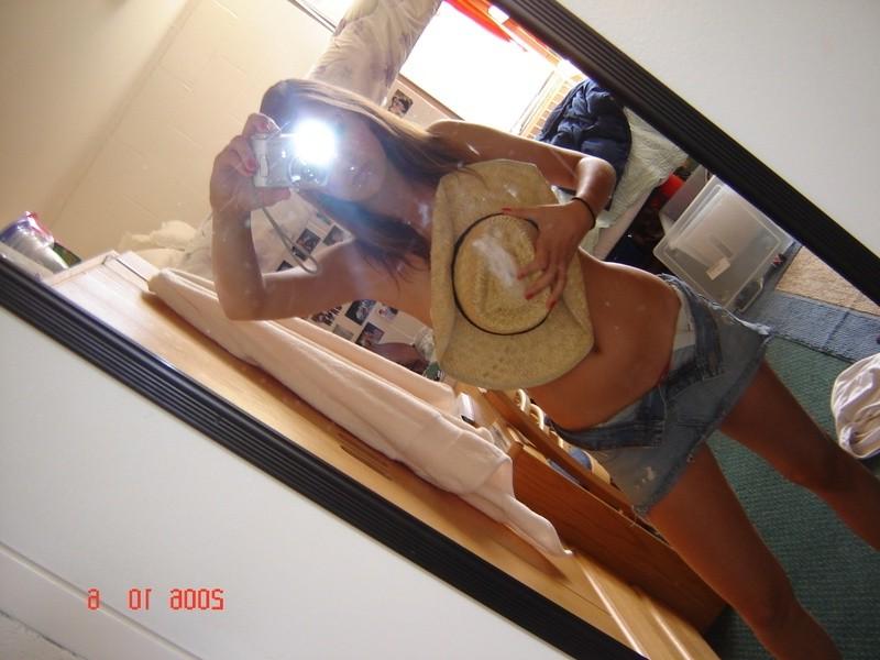 20P Amateur ex-girlfriend nude at her dorm
