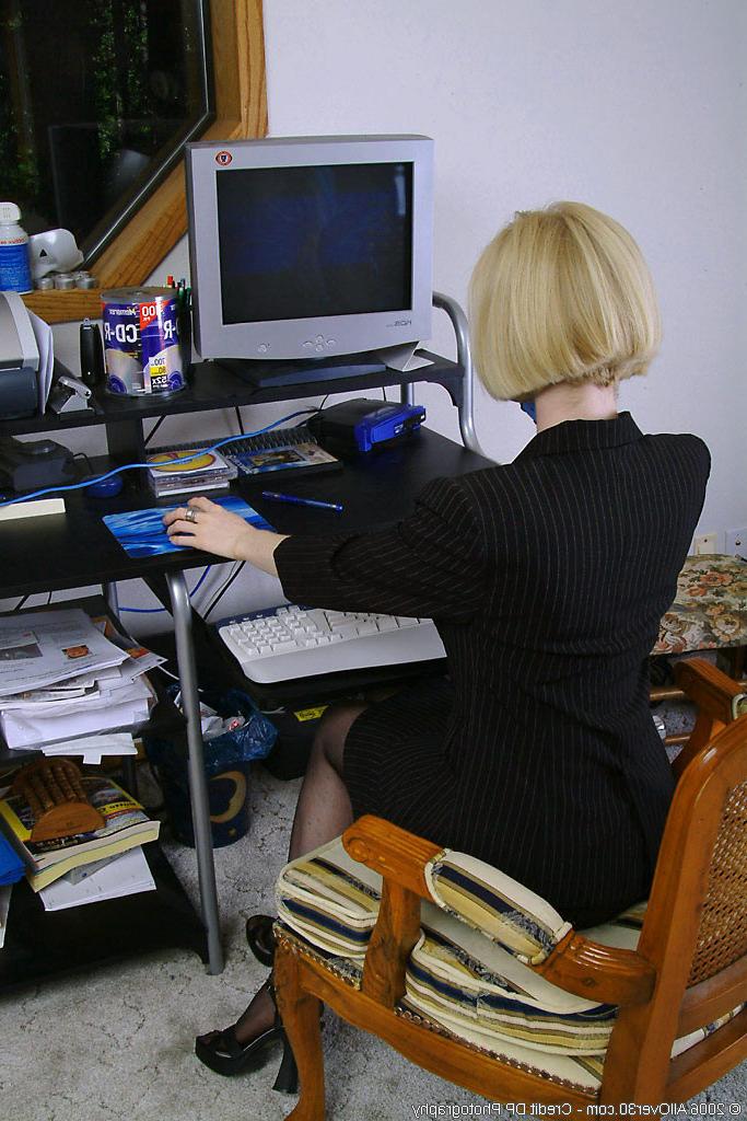 16P office milf shows off her tight garters