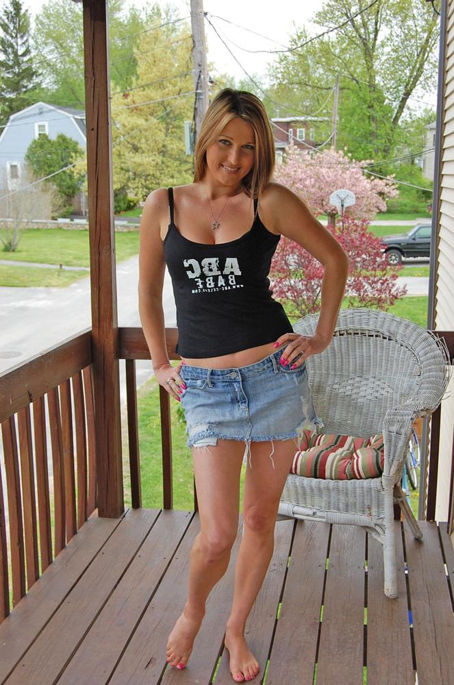 12P Housewife Kelly spreads off on the patio