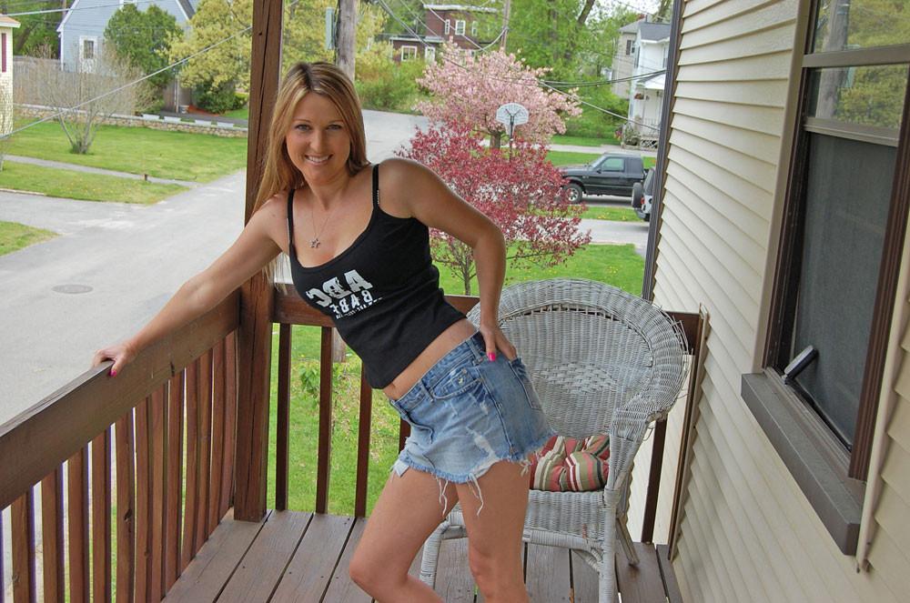 12P Housewife Kelly spreads off on the patio