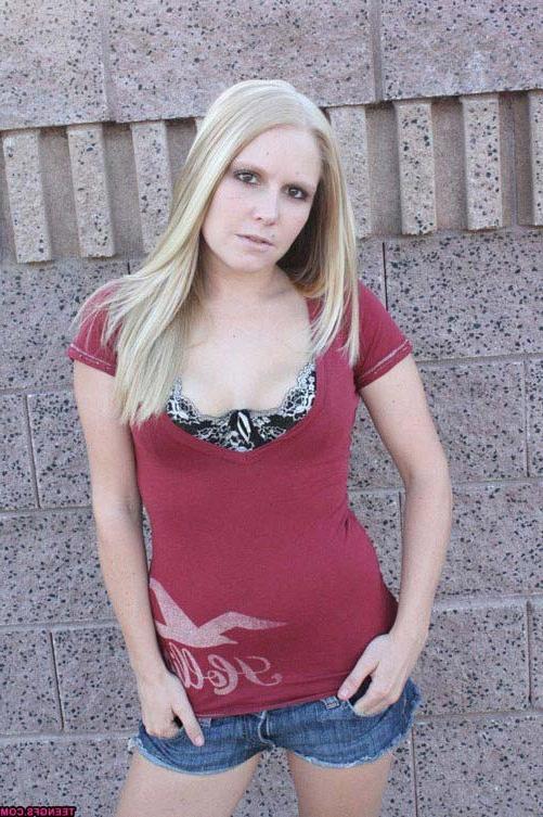 17P Slutty amateur girl exposing her body in the car and outdoor