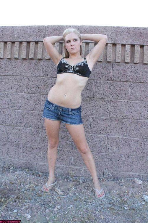 17P Slutty amateur girl exposing her body in the car and outdoor