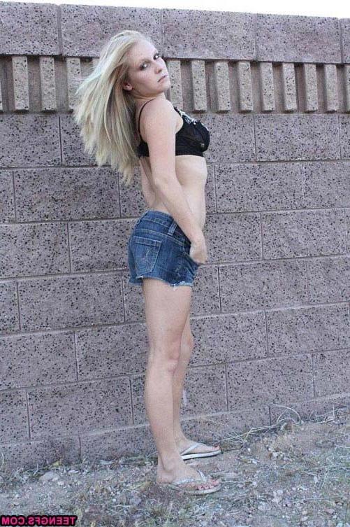 17P Slutty amateur girl exposing her body in the car and outdoor