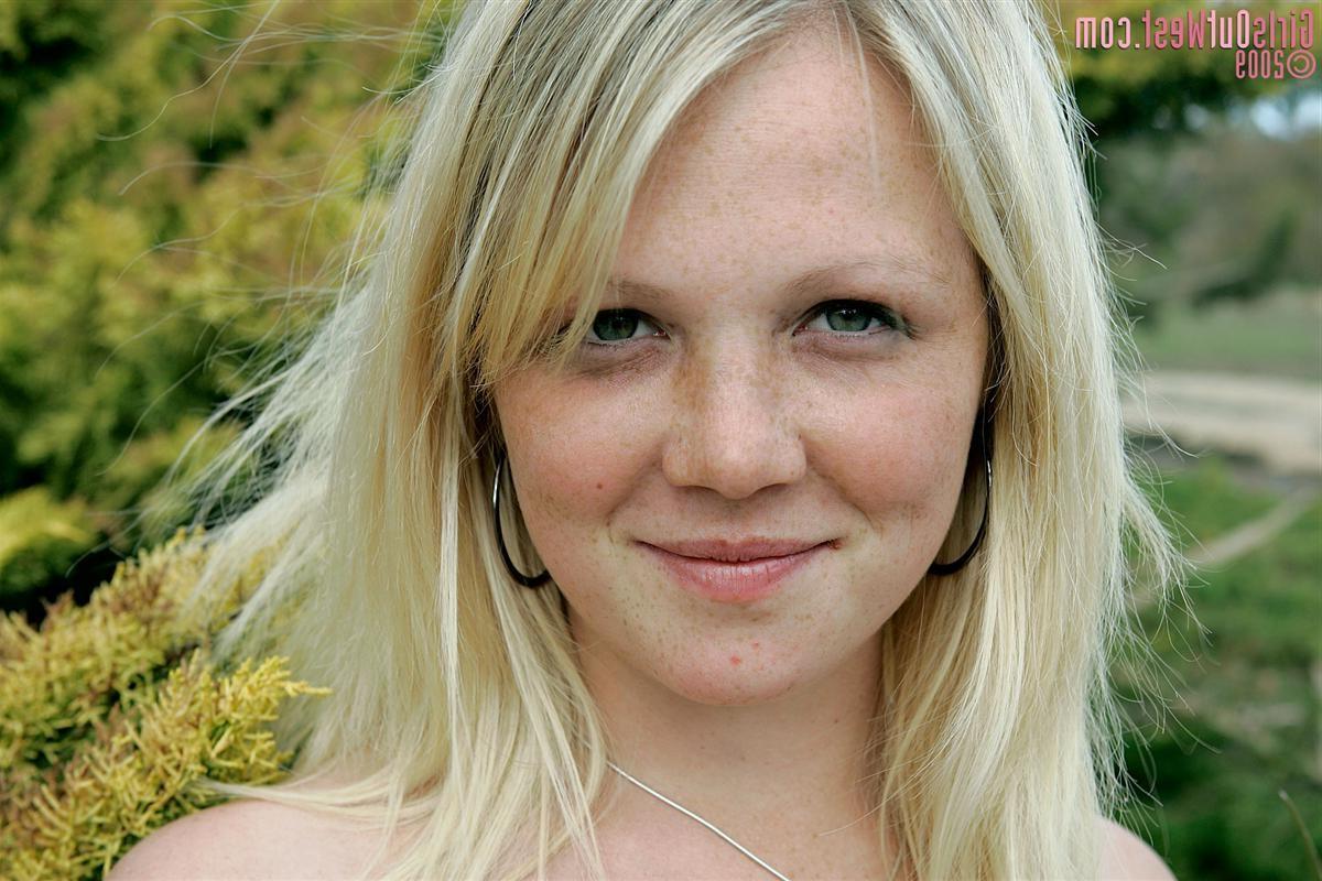 16P Blonde Australian amateur girl with freckles nude outdoors