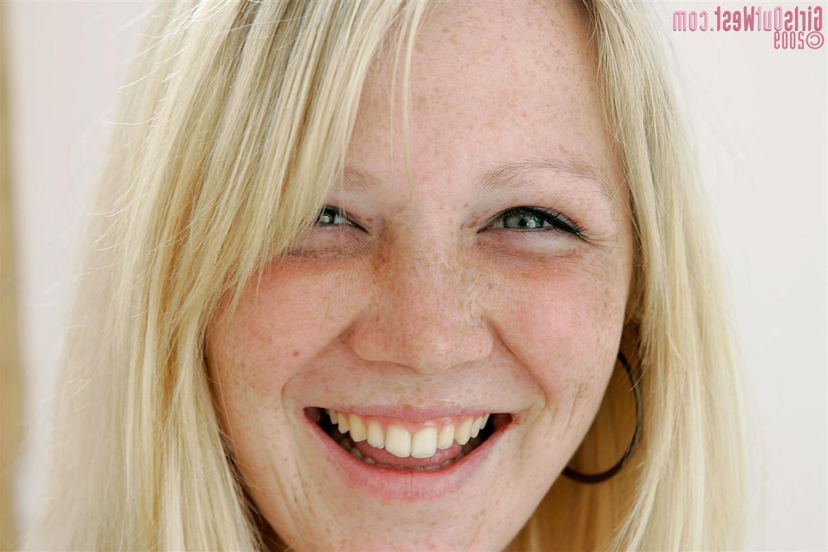 16P Blonde Australian amateur girl with freckles nude outdoors