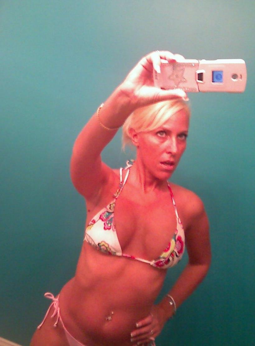 20P Blonde amateur housewife posing naked