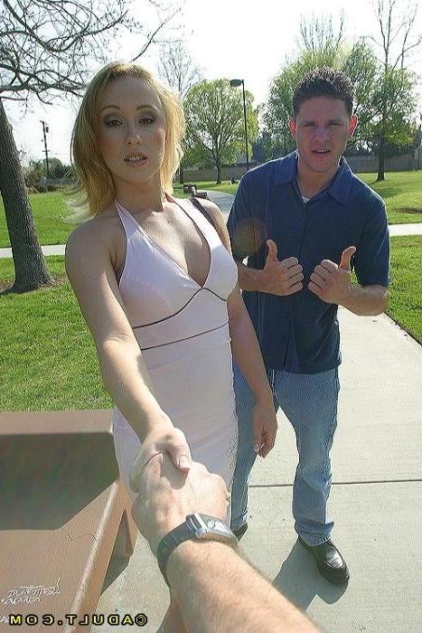 15P teen shows her tits inside a guys car