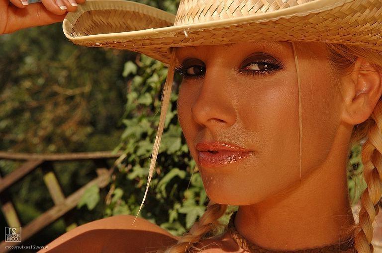 15P Sandy Country Girl Striptease in einer Scheune