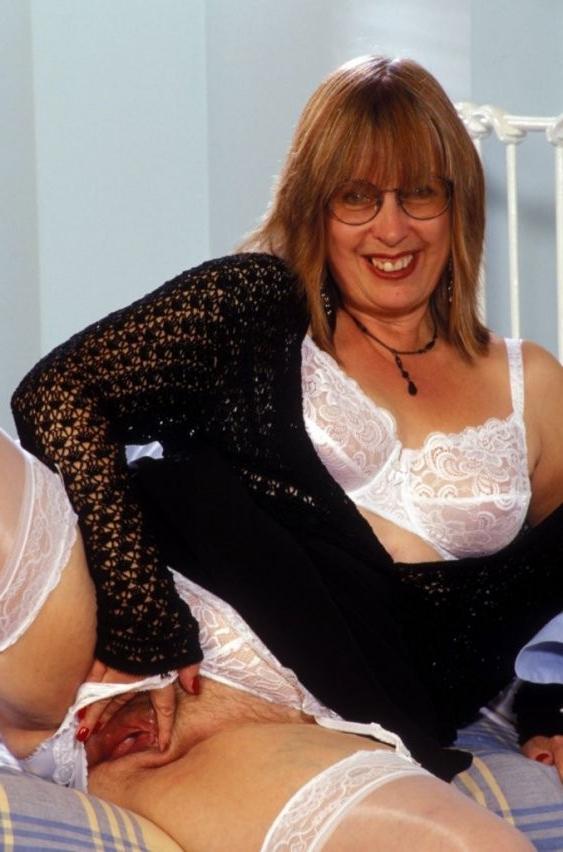16P Horny redhead granny fingers her hairy mature pussy on webcam