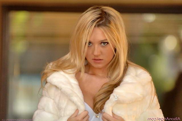 21P blonde spreading in fur coat