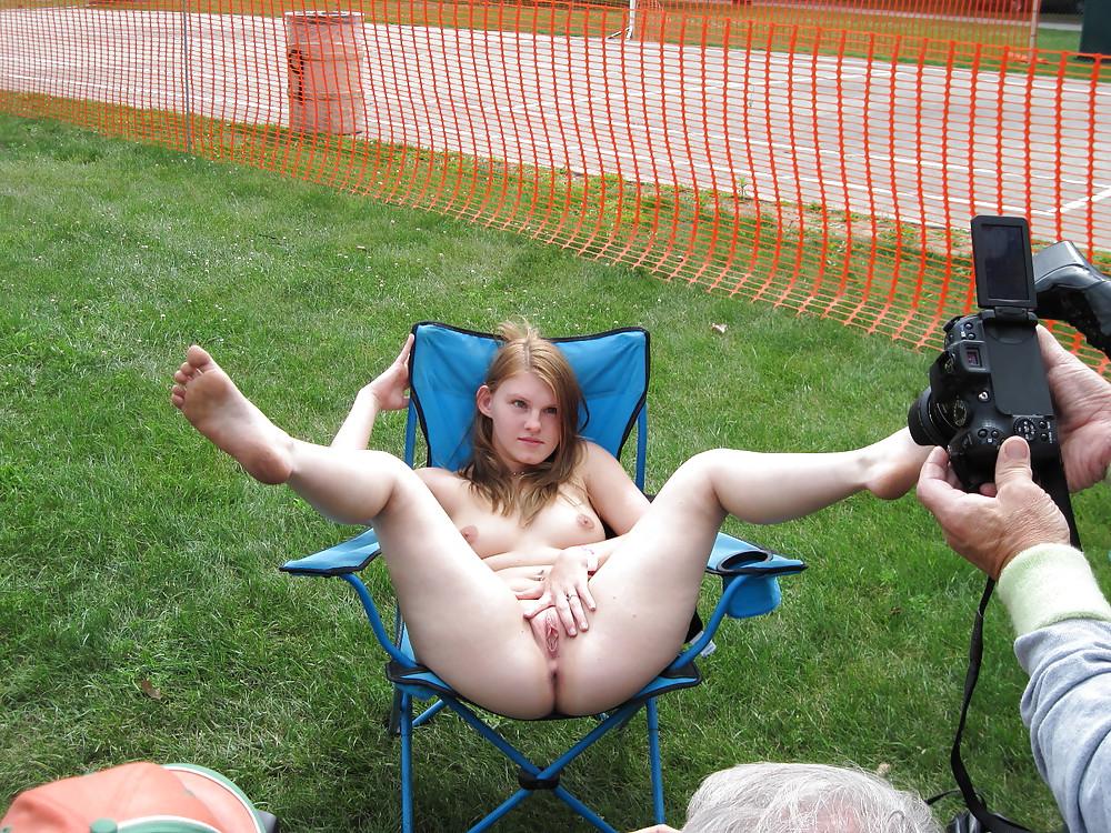 20P Legs spread: pussy show!