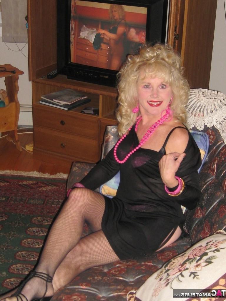 20P 76 Year old Granny Shirley and the Cougar Champion fuck outside 