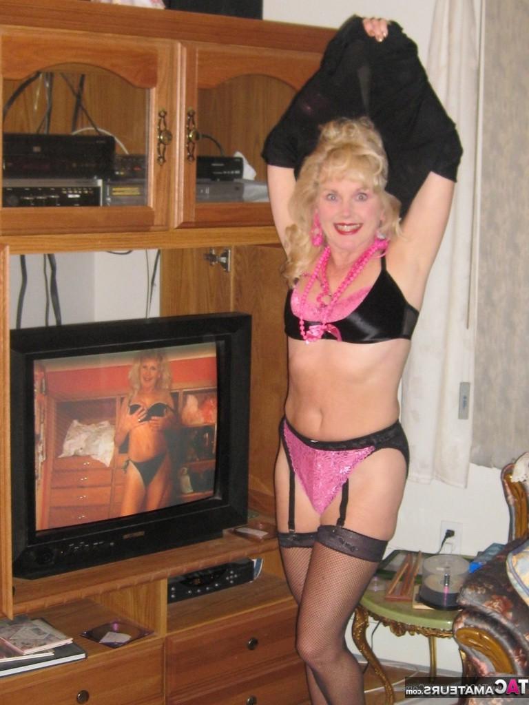 20P 76 Year old Granny Shirley and the Cougar Champion fuck outside 