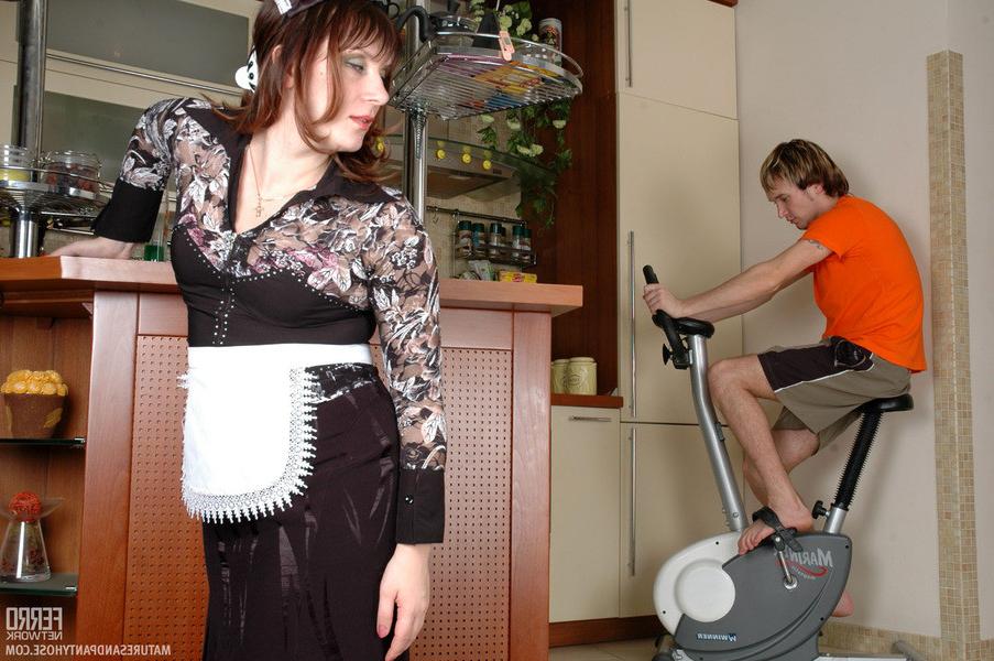 20P Sporty mature chick getting her pantyhose torn during hot exerci