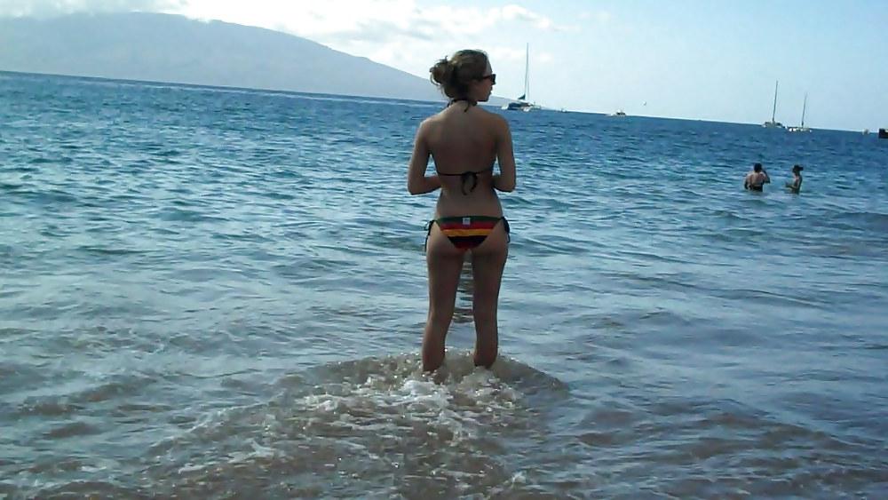 25P Following butts & ass in shorts & bikinis