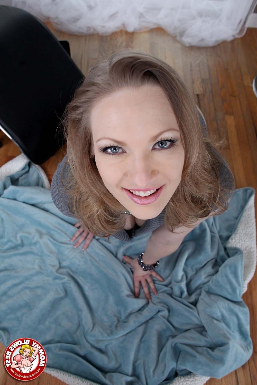 18P Vicky Vixen gives blowjob