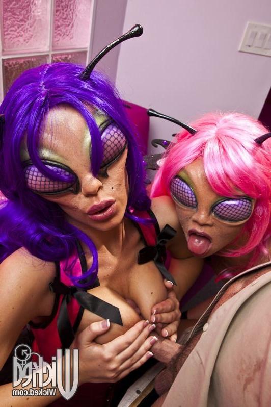 18P Die Aliens Nicole Aniston und Mia Lelani ficken einen Glückspilz
