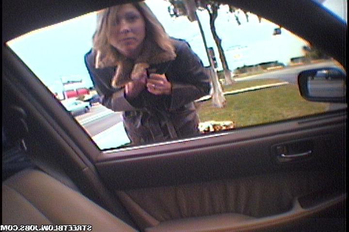 16P Cute babe gets naked in the car through spyglasses