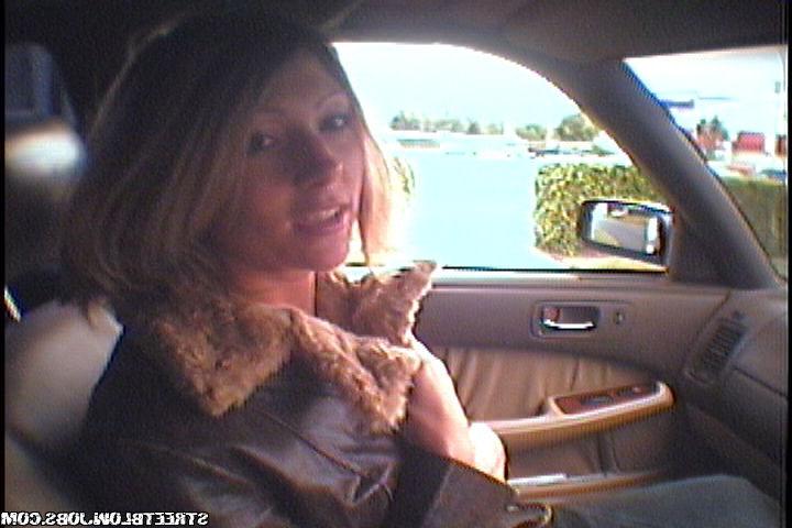 16P Cute babe gets naked in the car through spyglasses