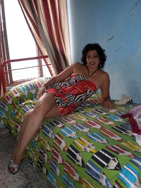 12P Rica madura posando para la camara