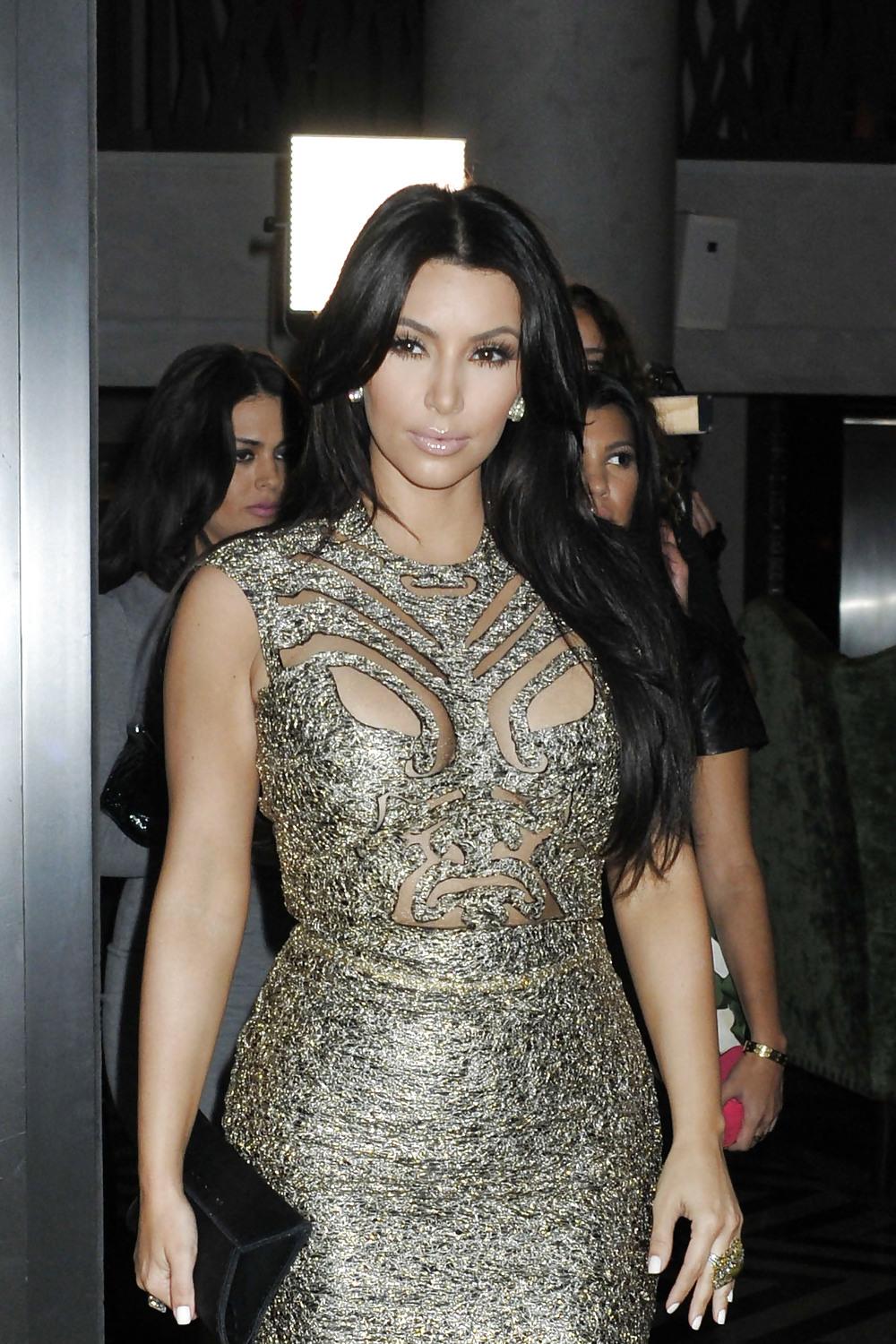 18P Kim & Kourtney Kardashian LEGGY leaving their hotel
