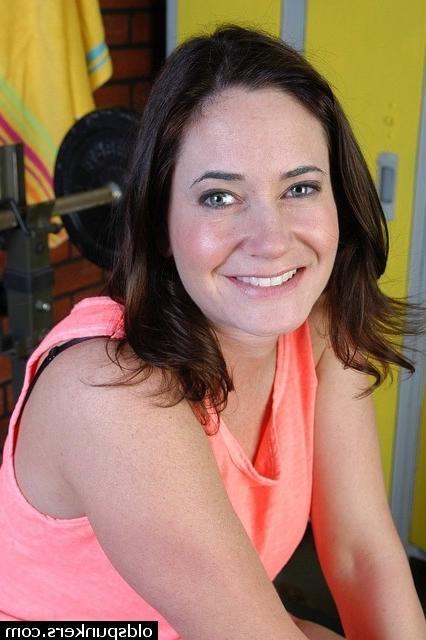 12P Brunette Milf Fucking Pussy With Toy in Gym
