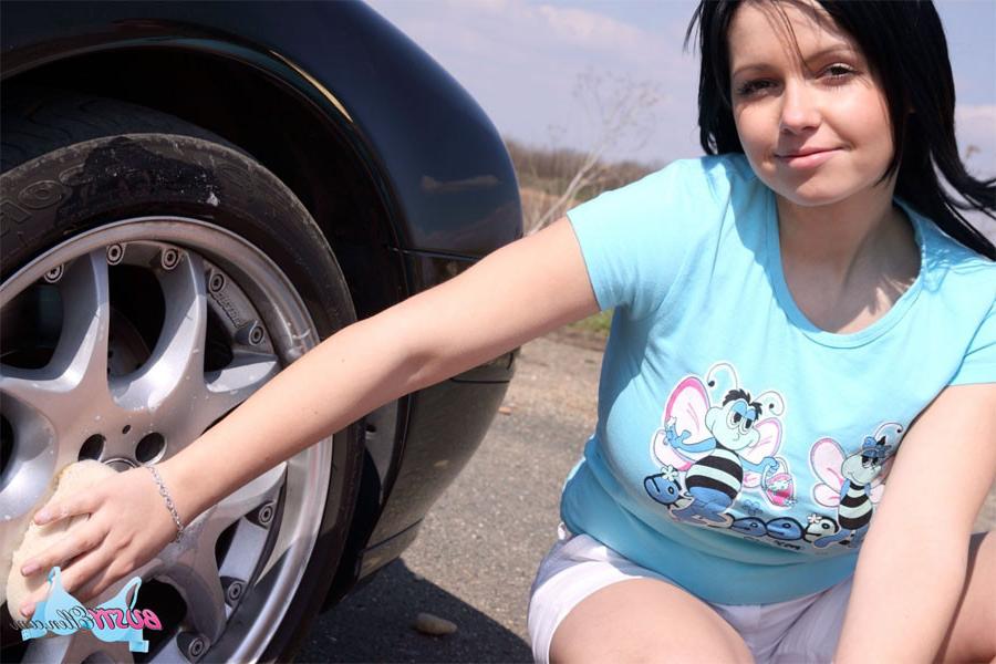 15P Zierliche Brünette wäscht mit ihren riesigen Titten draußen das Auto