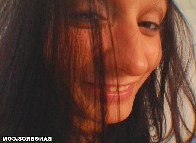 16P Camel-Toe-Model zeigt ihre VCard vor der Kamera