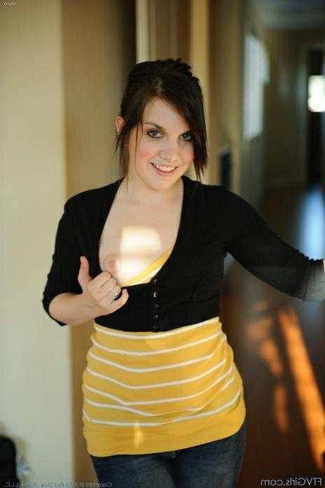 16P Teen Flashing Tits In Hotel Hallway