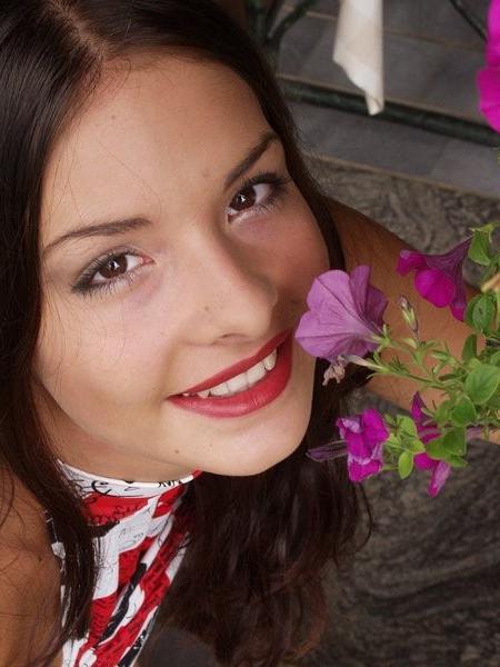 16P Brunette with nice big natural hooters pose naked