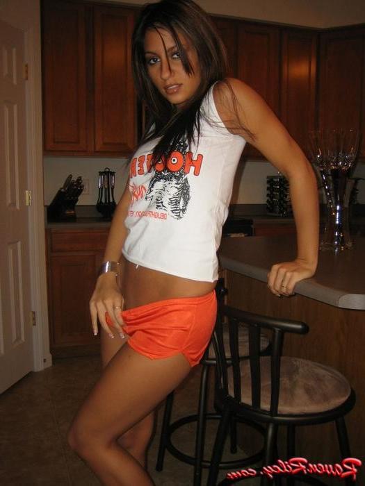 15P Raven Riley looking sexy in a hooters top