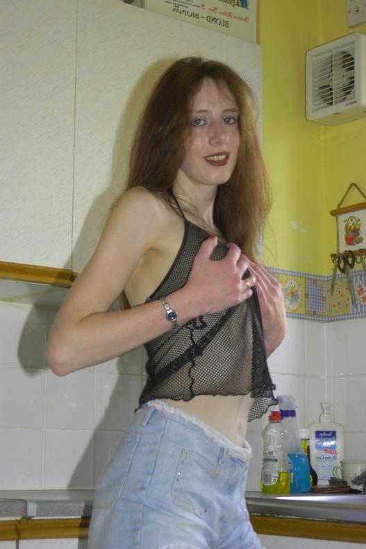 16P Amateur Housewife Spreads Pussy In The Kitchen