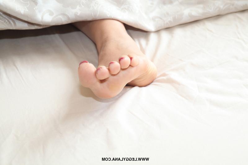 12P Hot sleepy Leggy Lana wraps her unsuspecting sexy feet around he