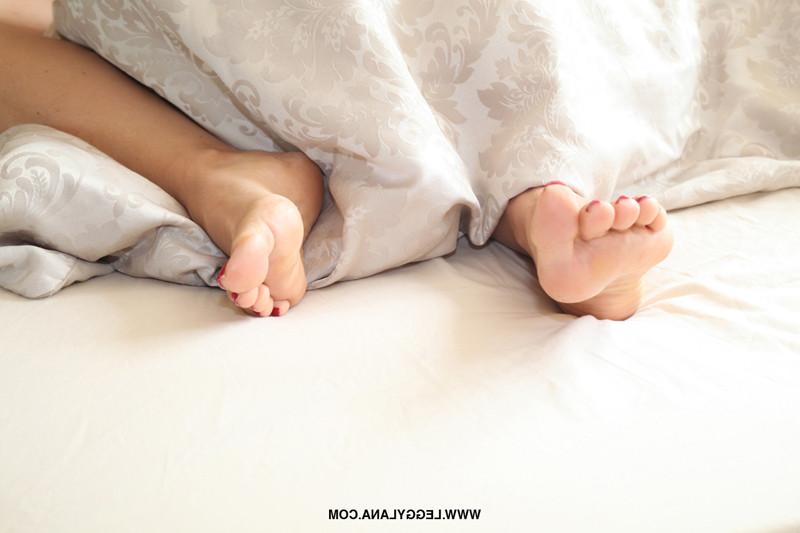 12P Hot sleepy Leggy Lana wraps her unsuspecting sexy feet around he