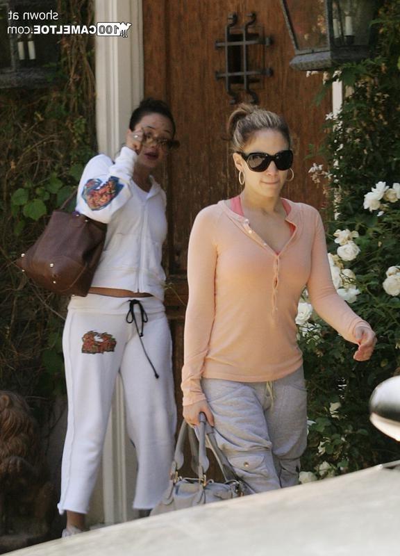 12P Galleries of amateur celebrity camel toes